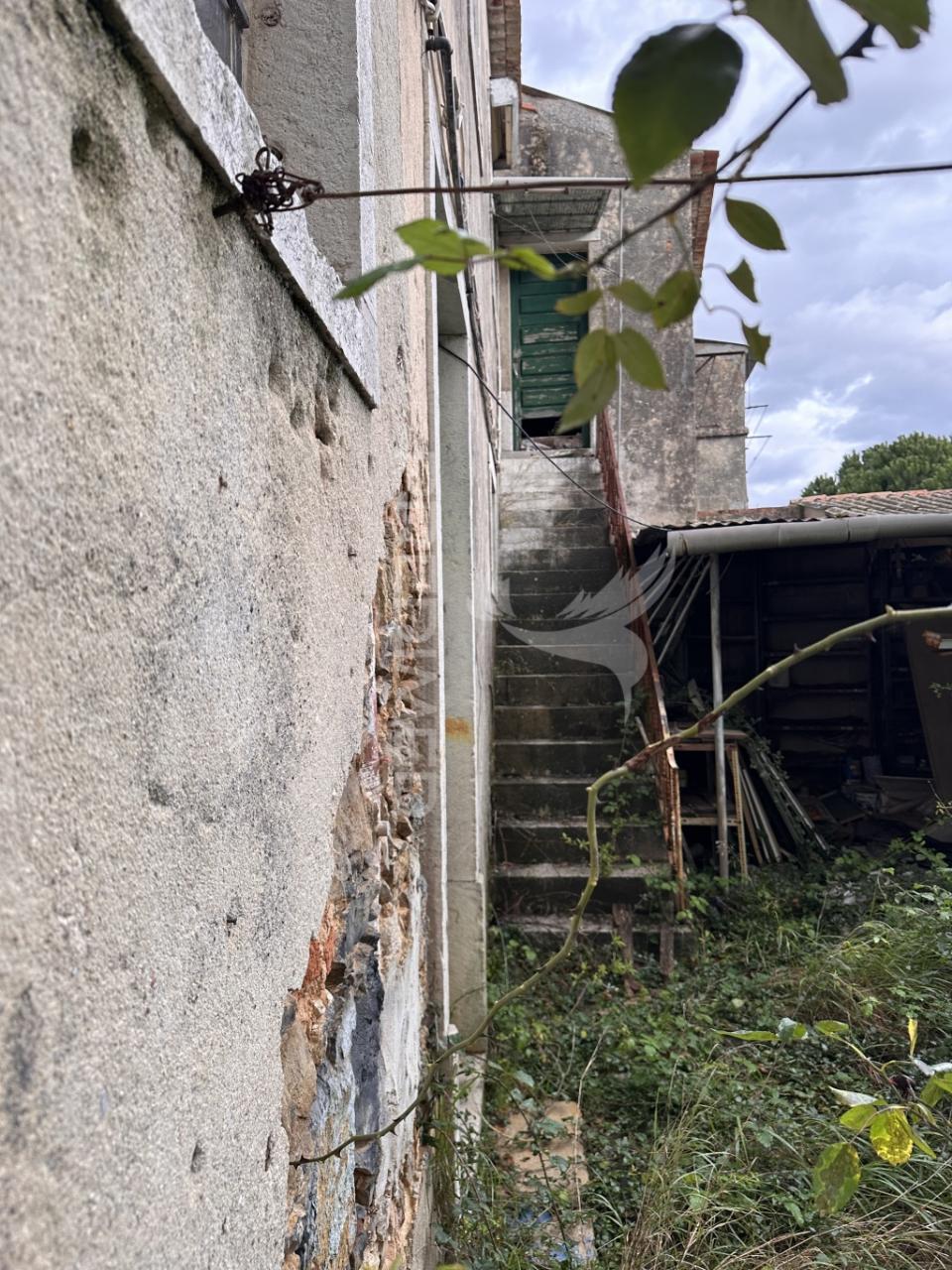 Prédio único para remodelação total com jardim interno em santana – sesimbra