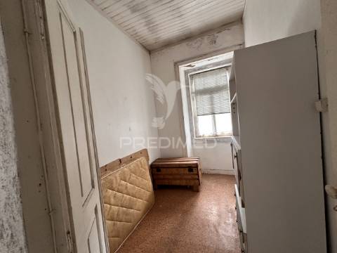 Prédio único para remodelação total com jardim interno em santana – sesimbra