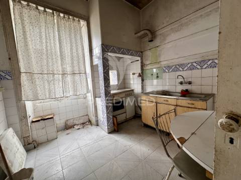 Prédio único para remodelação total com jardim interno em santana – sesimbra