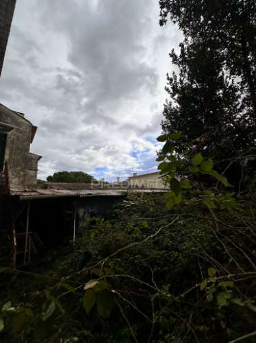 Prédio único para remodelação total com jardim interno em santana – sesimbra