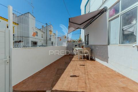 Reservado! apartamento t1+1 em ferragudo com terraço a 5 minutos de várias praias paradisíacas!