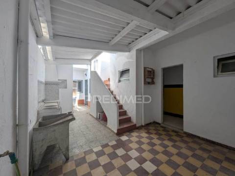 Casa antiga para recuperar, 115m2, bastante central