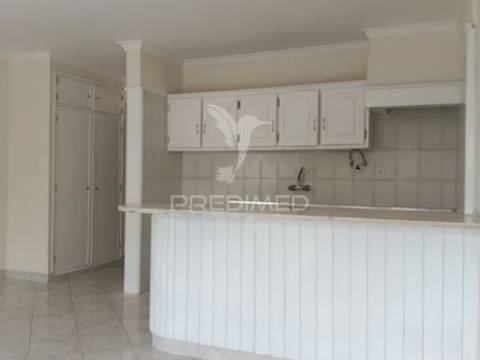 Apartamento t1 com parqueamento – acesso direto à praia do magoito