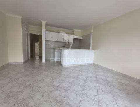 Apartamento t1 com parqueamento – acesso direto à praia do magoito
