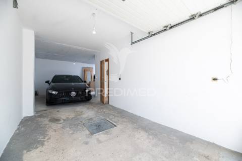 Moradia t4 com garagem e terraços – azambuja