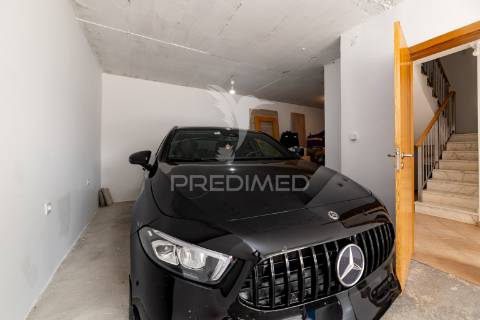 Moradia t4 com garagem e terraços – azambuja