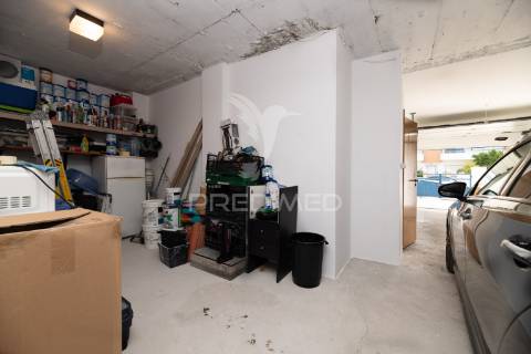 Moradia t4 com garagem e terraços – azambuja