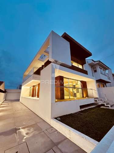 Moradia t3  nova com piscina em canidelo