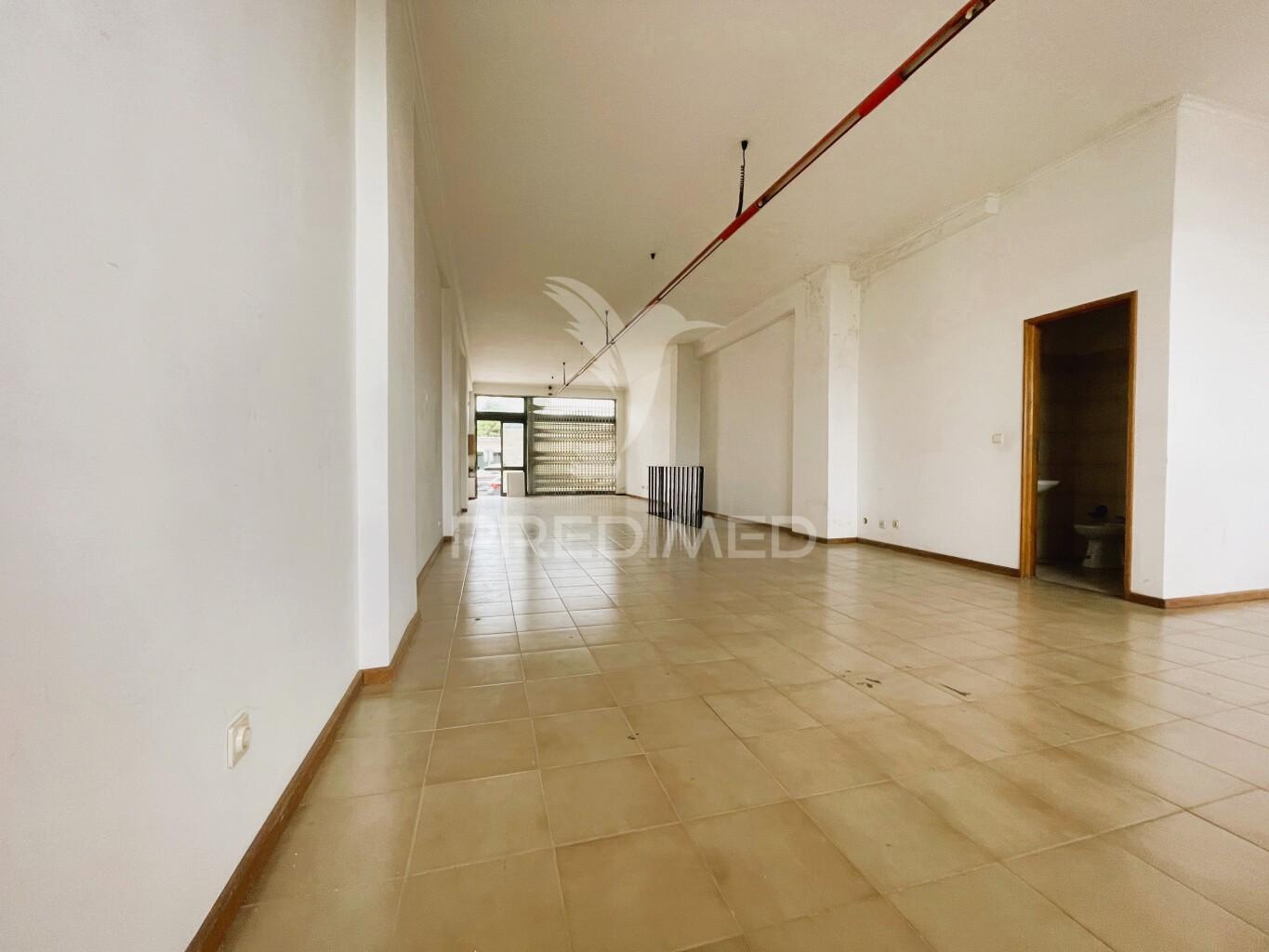 Loja comercial em valadares – potencial para conversão em habitação t2