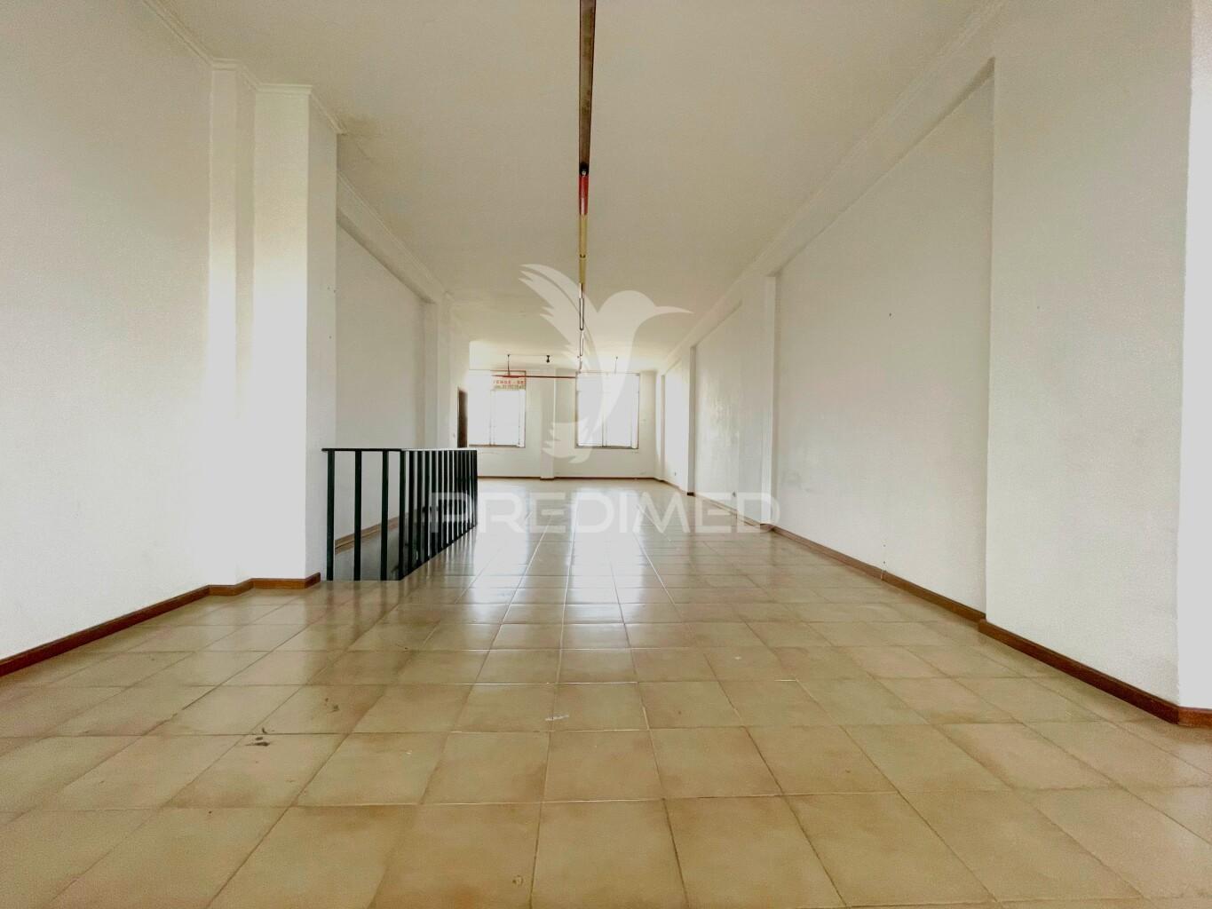 Loja comercial em valadares – potencial para conversão em habitação t2