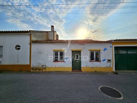 Moradia típica alentejana com terreno