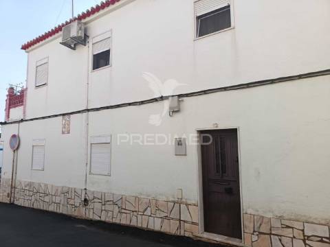 Moradia dividida em duas frações em vila boim, elvas – investimento e conforto