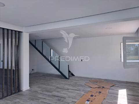Moradia geminada t3 com piscina  fernão ferro