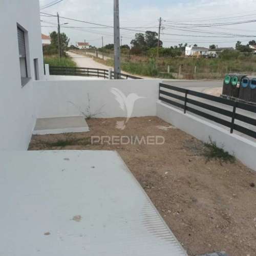 Moradia geminada t3 com piscina  fernão ferro