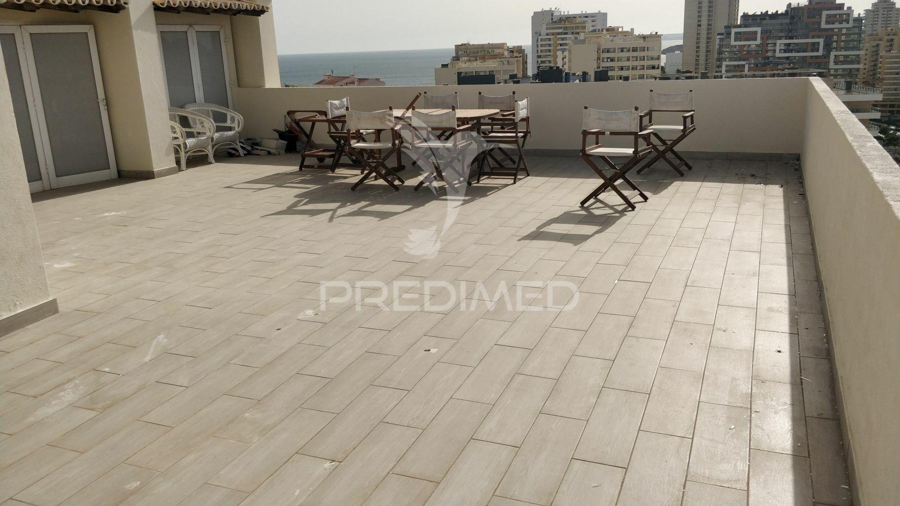 Penthouse com grandes vistas e terraços