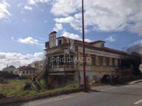 Moradia de 20 divisões inserida em terreno de 3,2ha em abrantes