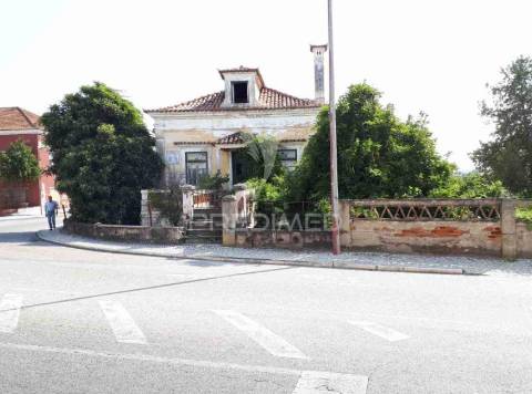 Moradia de 20 divisões inserida em terreno de 3,2ha em abrantes