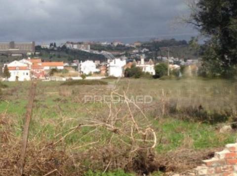 Moradia de 20 divisões inserida em terreno de 3,2ha em abrantes