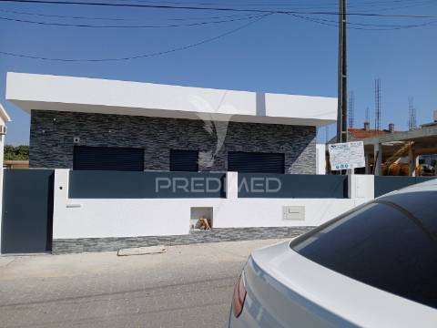 Moradia isolada t4 térrea  fernão ferro