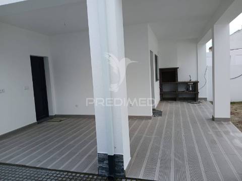 Moradia isolada t4 térrea  fernão ferro