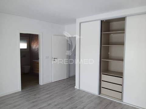 Moradia isolada t4 térrea  fernão ferro