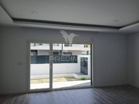 Moradia isolada t4 térrea  fernão ferro