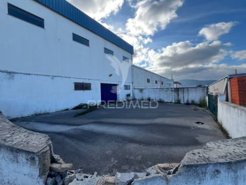 Armazém com terreno e escritórios nas marés (alenquer)