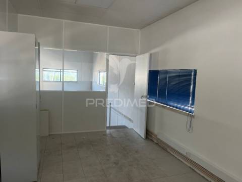 Armazém com terreno e escritórios nas marés (alenquer)