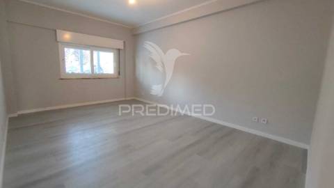 Apartamento t3 remodelado, loures.