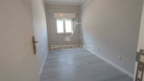 Apartamento t3 remodelado, loures.