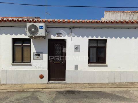 ? casinha típica alentejana t2 com quintal pronta a habitar!