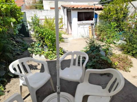 ? casinha típica alentejana t2 com quintal pronta a habitar!