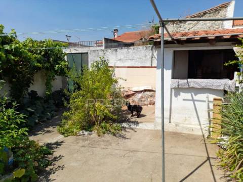 ? casinha típica alentejana t2 com quintal pronta a habitar!