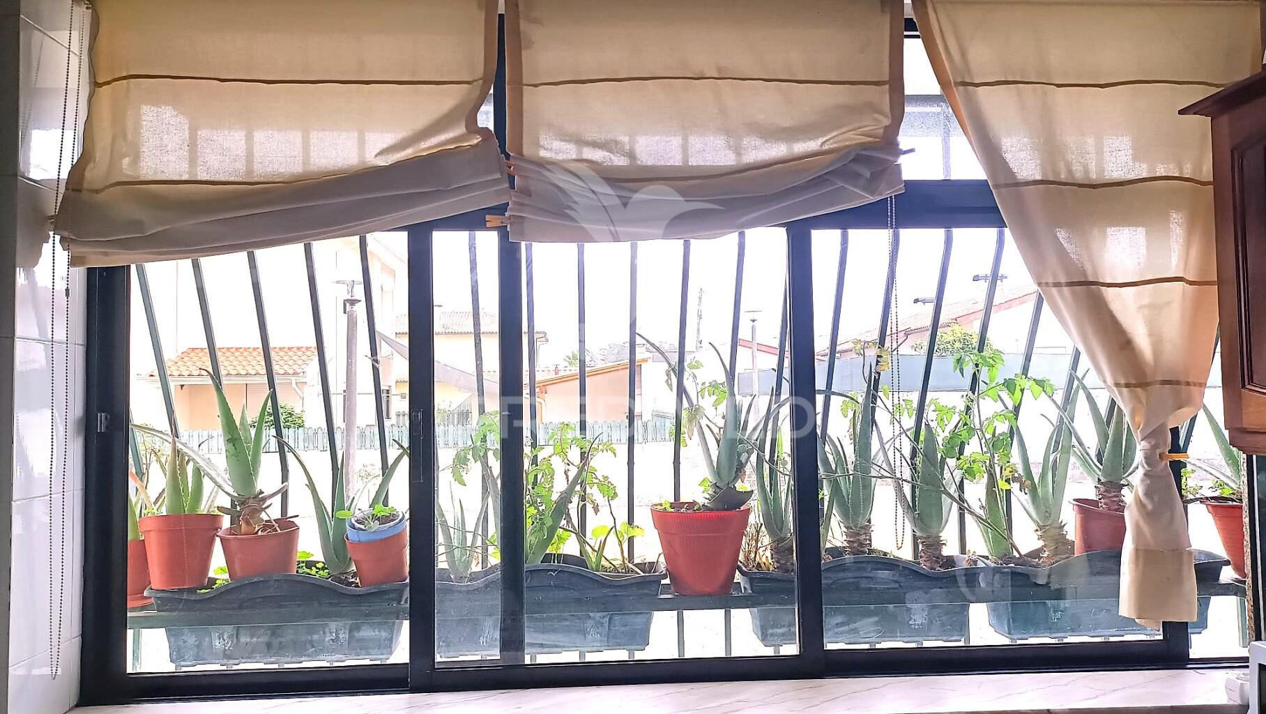 Apartamento t3, com varanda e lugar de garagem em ovar