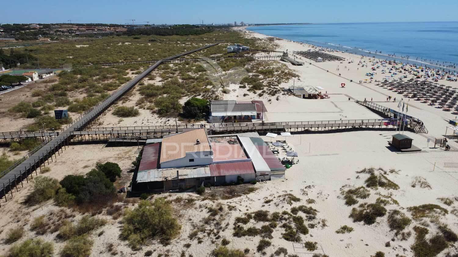 Restaurante na praia de altura, na areia, vista mar