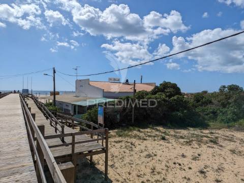 Restaurante na praia de altura, na areia, vista mar