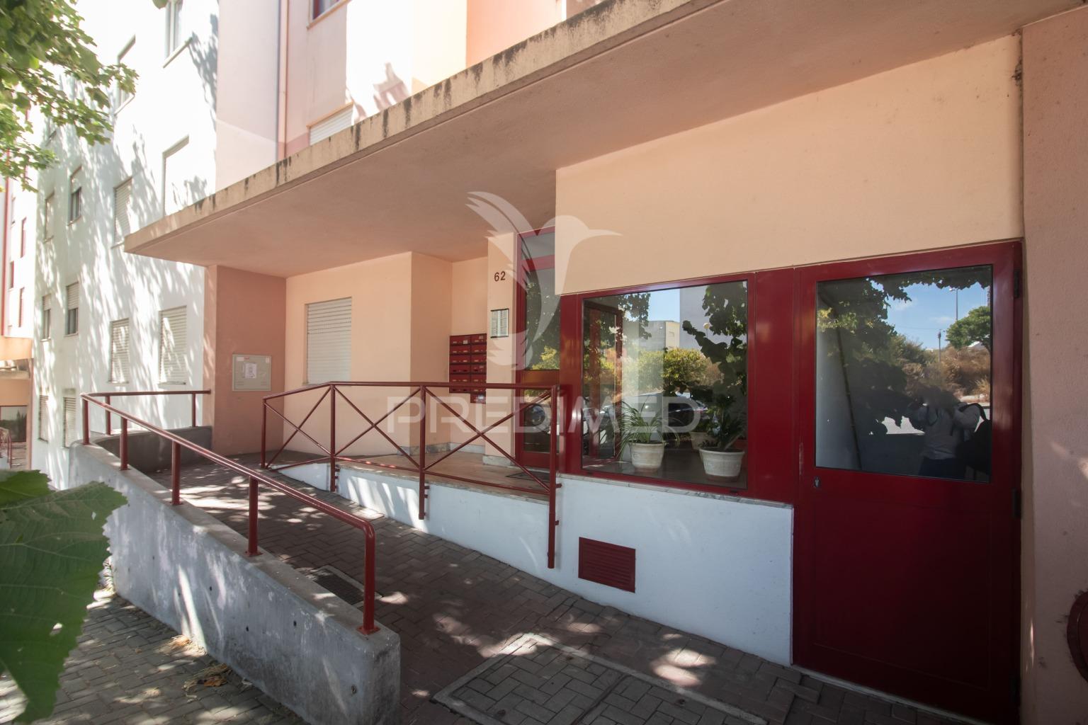 Apartamento t2 com parqueamento no monte da caparica