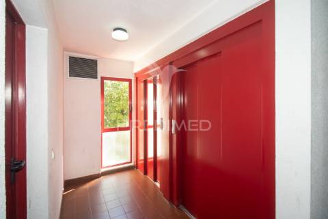 Apartamento t2 com parqueamento no monte da caparica