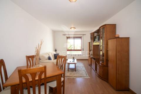 Apartamento t2 com parqueamento no monte da caparica