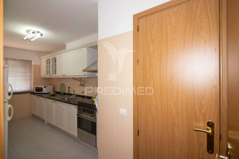 Apartamento t2 com parqueamento no monte da caparica