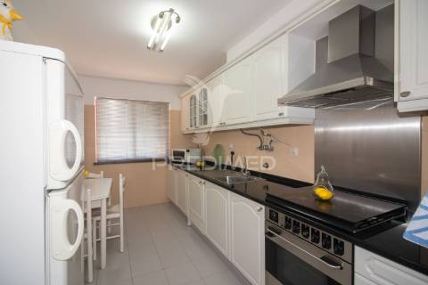 Apartamento t2 com parqueamento no monte da caparica