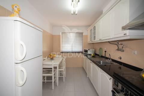 Apartamento t2 com parqueamento no monte da caparica