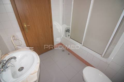Apartamento t2 com parqueamento no monte da caparica
