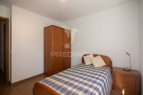 Apartamento t2 com parqueamento no monte da caparica