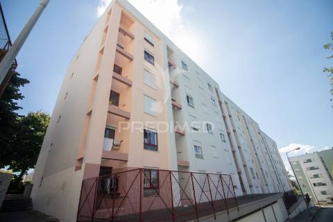 Apartamento t2 com parqueamento no monte da caparica