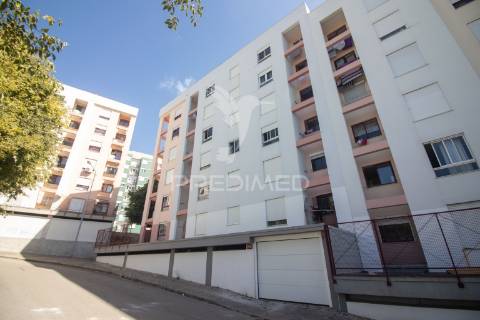 Apartamento t2 com parqueamento no monte da caparica