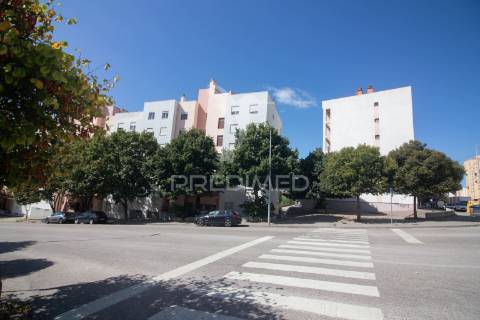 Apartamento t2 com parqueamento no monte da caparica