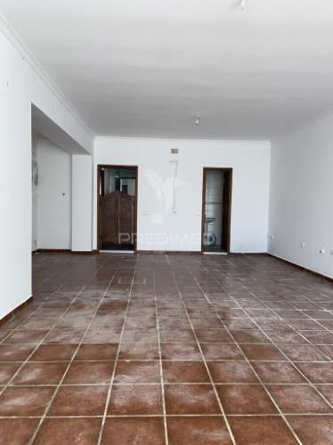 Apartamento t3, com loja no centro de vila viçosa