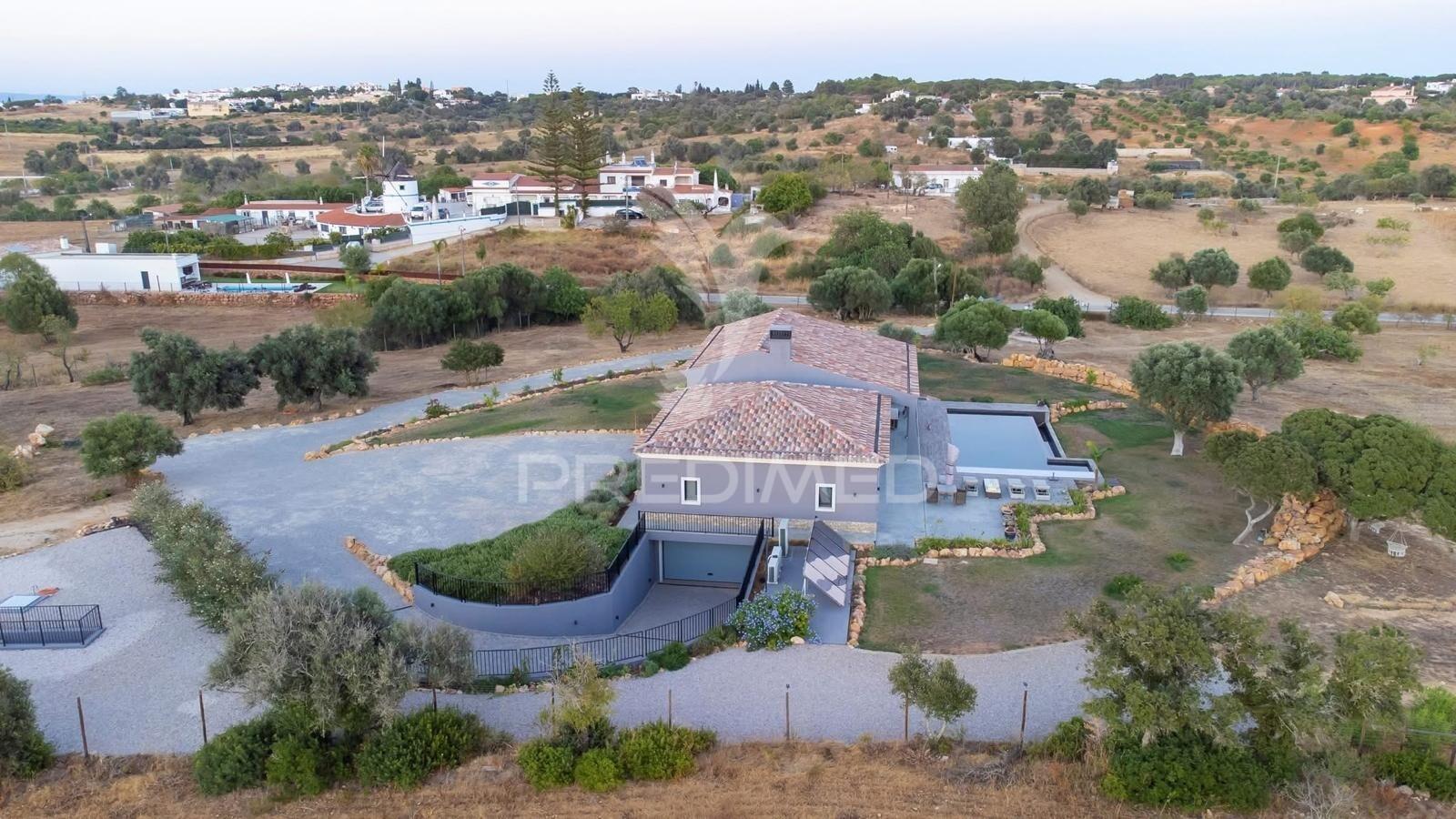 Luxuosa moradia v3 situada num terreno de 2.2 hectares para venda em lagoa, algarve