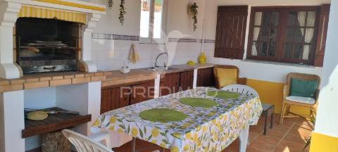 Terreno com duas moradias em medides